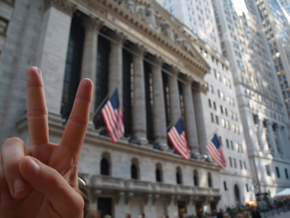 US stock: Key news, insider trading, valuation & analysts