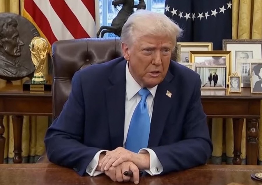 Trump signs executive order on Iran