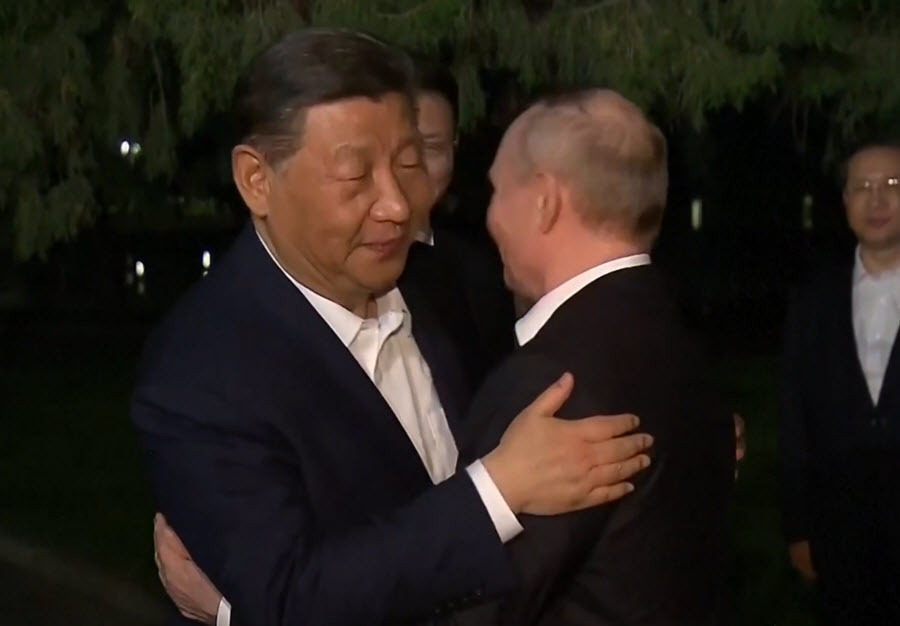 Xi and Putin hug