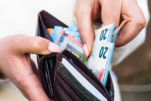 euro note wallet 01 April 2024 2