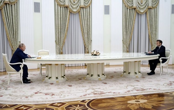 putin macron table