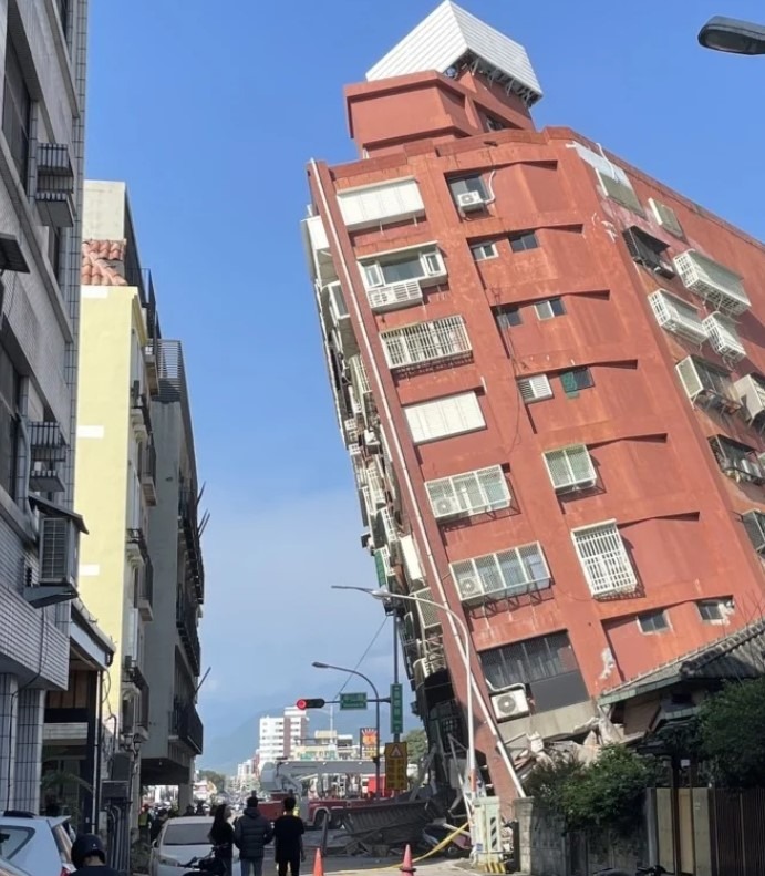taiwan tmsc earthquake building 03 April 2024.jpg 2